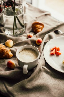 Kahve ile lezzetli kahvaltı cheesecakes. Peynirli krep