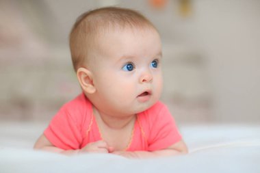 Sevimli bir bebek kameraya bakıyor. mavi gözlü küçük bebek