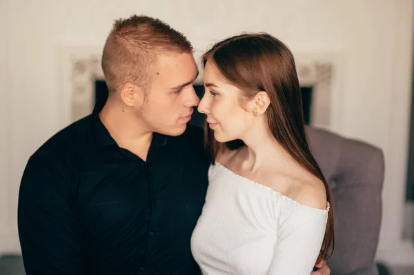 Retrato de jovem casal feliz olhando um para o outro e sorrindo. relação entre pessoas — Fotografia de Stock