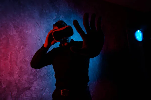 Closeup mladého muže s brýlemi ve virtuální realitě v moderním studiu. Smartphone používající s náhlavní soupravou VR. — Stock fotografie
