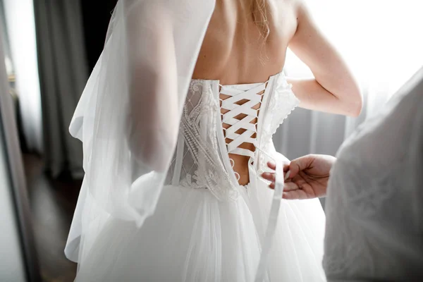 Panna Młoda przygotowuje się do ślubu. sznurowanie druhna sukienki — Zdjęcie stockowe