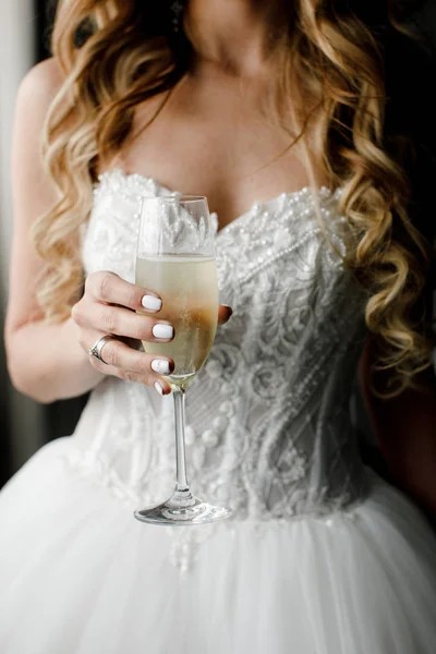 Kieliszek szampana w rękach panny młodej — Zdjęcie stockowe