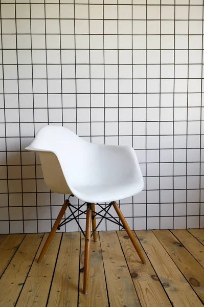 Nowe nowoczesne krzesła w białym stojąco w białym pokoju z białym płytek ściany — Zdjęcie stockowe