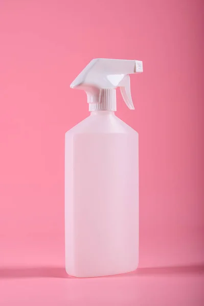Putzwerkzeuge. Sprühflasche isoliert auf rosa Hintergrund. Attrappe — Stockfoto
