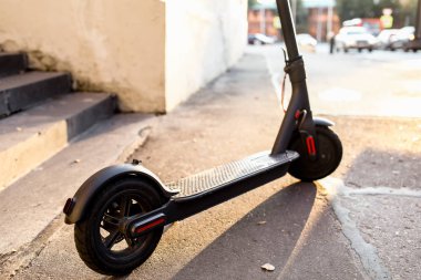 Eko dostu ulaşım elektro scooter şehir taşıma yolculuğu