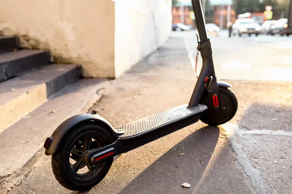 Eko dostu ulaşım elektro scooter şehir taşıma yolculuğu