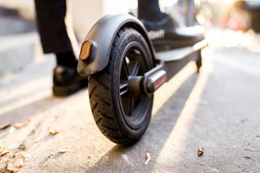  Elektrikli scooter yolda. yakın çekim