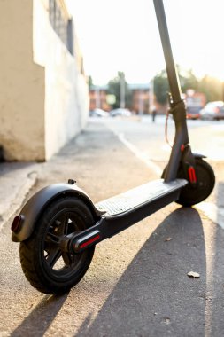 Eko dostu ulaşım elektro scooter şehir taşıma yolculuğu