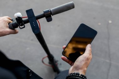 Bir adamın online ödeme bir elektrikli scooter üzerinde görüntü kadar kapatın