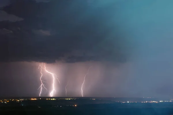 Tempête de foudre sur la ville. Frappe éclair sur le ciel bleu foncé dans la ville de nuit — Photo