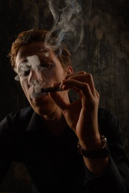 Siyah arka planda izole puro ve duman ile acımasız gizem adam