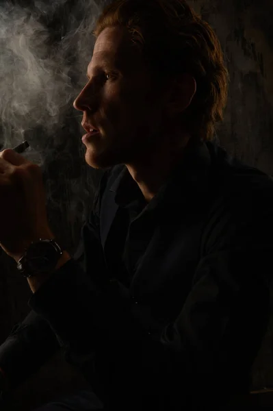 Muž kouří cigaretu. Cigaretový kouř šíření. — Stock fotografie