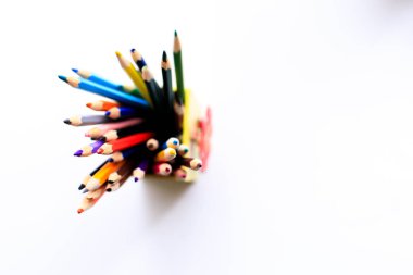 Bir kalem durumda beyaz arka plan üzerinde renkli kalemler