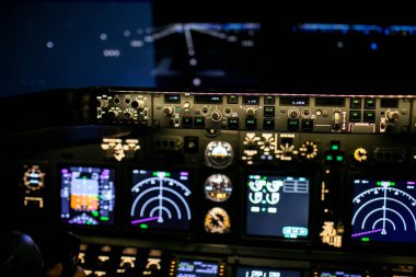 Uçak iç, uçak içinde kokpit görünümü. Uçaktaki pilot bir yerden bakış açısı.