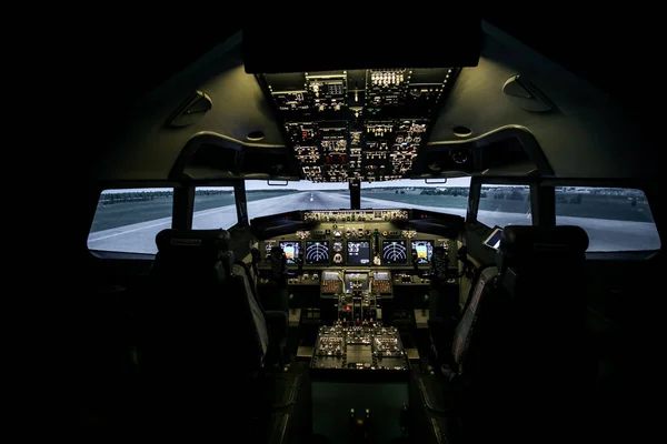 Interno dell'aereo, vista sulla cabina di pilotaggio all'interno dell'aereo. Punto di vista da un posto pilota su un aereo . — Foto Stock