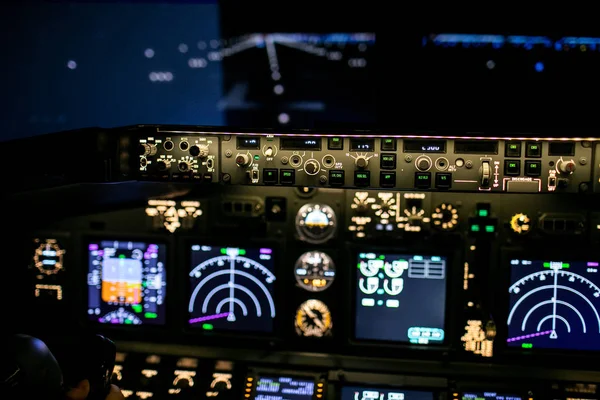 Vliegtuig interieur, cockpit uitzicht in de lucht liner. Standpunt van een piloot plaats in een vlak. — Stockfoto