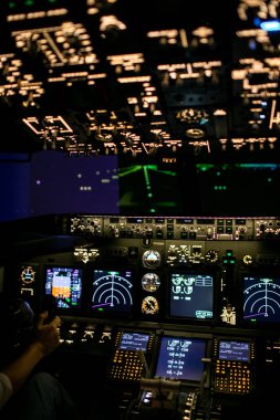 Uçak iç, uçak içinde kokpit görünümü. Uçaktaki pilot bir yerden bakış açısı.