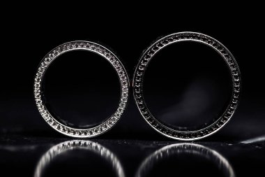 Siyah arka plan üzerinde elmas ile iki alyans