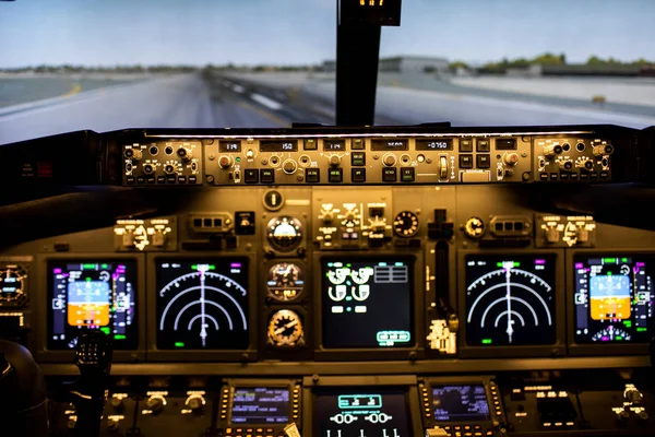 Blick aus dem Cockpit auf die Landebahn — Stockfoto