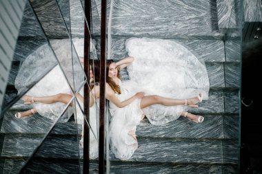 merdivenlerde oturan çok güzel gelin.