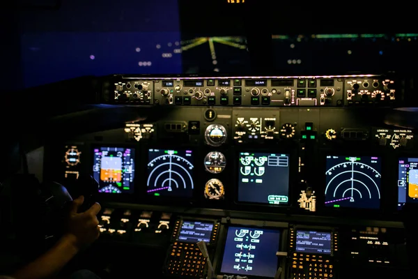 Blick aus dem Cockpit auf die Landebahn — Stockfoto