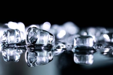 siyah arka planda yansıma tablo farklı buz küpleri yığını 