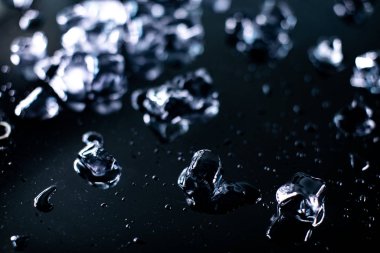 siyah arka planda yansıma tablo farklı buz küpleri yığını 