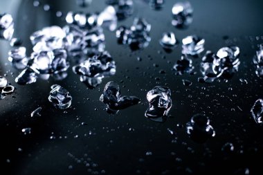 siyah arka planda yansıma tablo farklı buz küpleri yığını 