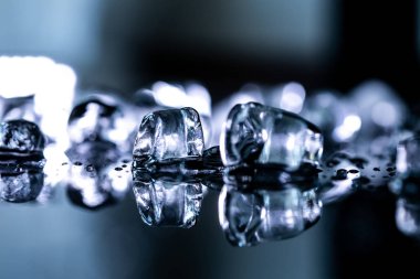 siyah arka planda yansıma tablo farklı buz küpleri yığını 