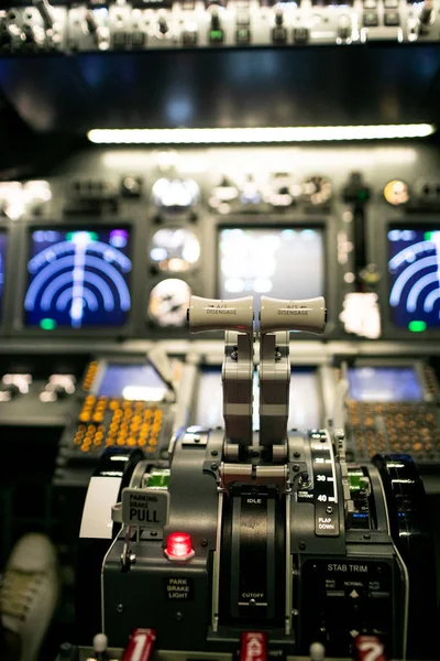 Vliegtuig interieur, cockpit uitzicht in de lucht liner. Standpunt van een piloot plaats in een vlak. — Stockfoto