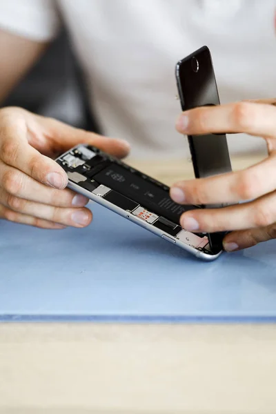 Close-up fotos mostrando processo de reparação do telefone móvel — Fotografia de Stock