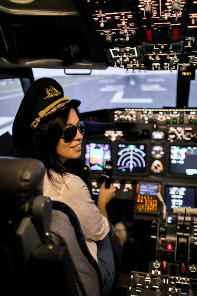 Pilota femminile il capitano dell'aereo si prepara a decollare nell'abitacolo aereo . — Foto Stock