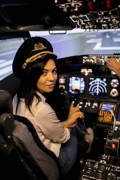 Piloto femenino el capitán del avión se prepara para despegar en la cabina del avión . —  Fotos de Stock