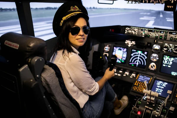 Uçağın kaptanı kadın pilot uçak kokpitinde kalkışa hazırlanıyor.