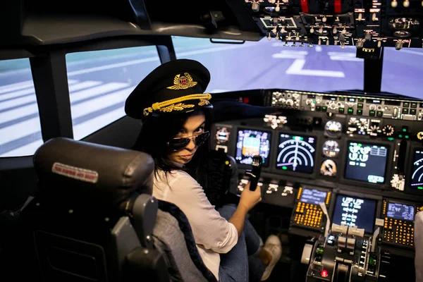 Női pilóta a kapitány a gép előkészíti a felszállás a síkban pilótafülkében. — Stock Fotó