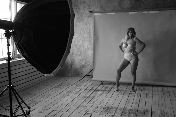 Jovem modelo linda menina gorda posando para uma sessão de fotos em um estúdio. positivo para o corpo — Fotografia de Stock