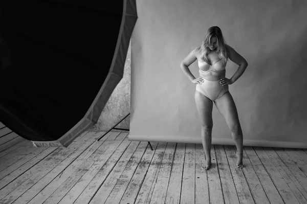 Jovem modelo linda menina gorda posando para uma sessão de fotos em um estúdio. positivo para o corpo — Fotografia de Stock