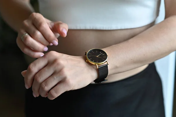 Złoty zegarek damski na rękę dziewczyn — Zdjęcie stockowe