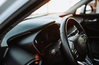 Lüks araba iç - direksiyon simidi, vites kolu ve gösterge tablosu