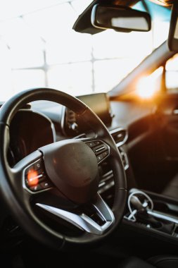 Lüks araba iç - direksiyon simidi, vites kolu ve gösterge tablosu