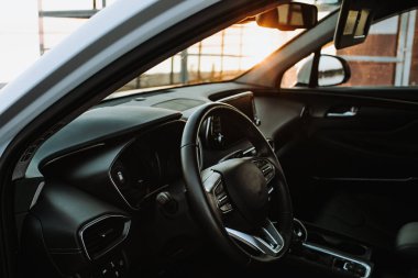 Lüks araba iç - direksiyon simidi, vites kolu ve gösterge tablosu