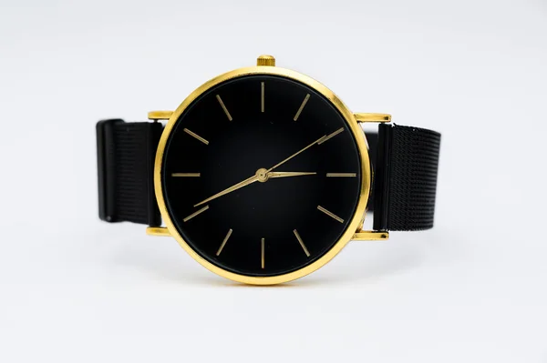 Luxe horloge geïsoleerd op witte achtergrond. Met een knippad. Een gouden horloge. Vrouwen kijken. Vrouwelijk horloge. — Stockfoto