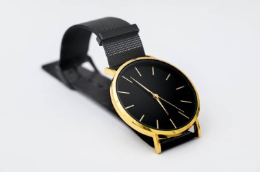 Beyaz arka plan erkekler için siyah saat.