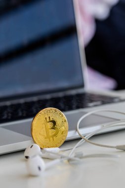 Bitcoins ve Yeni Sanal para kavramı. dikey çerçeve