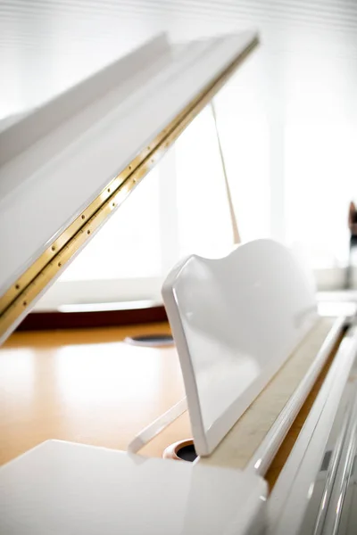 Λευκό πιάνο σε λευκό φόντο. Παίξτε μουσική — Φωτογραφία Αρχείου