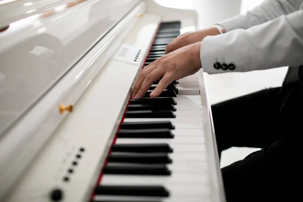 Primer plano de manos de hombre tocando el piano. Manos de pianista masculino en el teclado de piano de cola — Foto de Stock