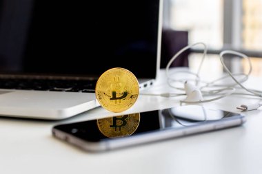 Hisse senedi grafiği ile siyah klavye üzerinde altın bitcoin. iş kavramı
