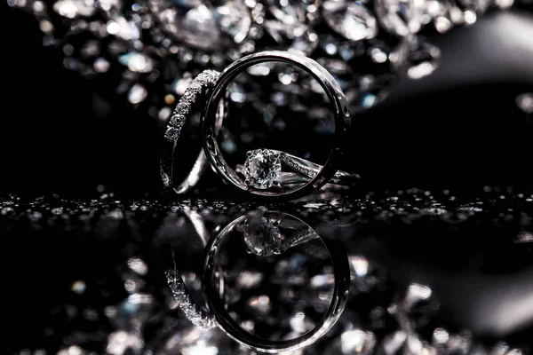 Bagues de mariage avec diamants sur fond noir — Photo