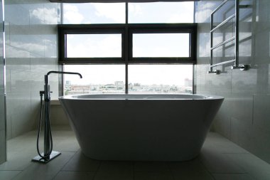 şehir manzaralı lüks banyo. Pencereli modern lüks minimalist banyo iç