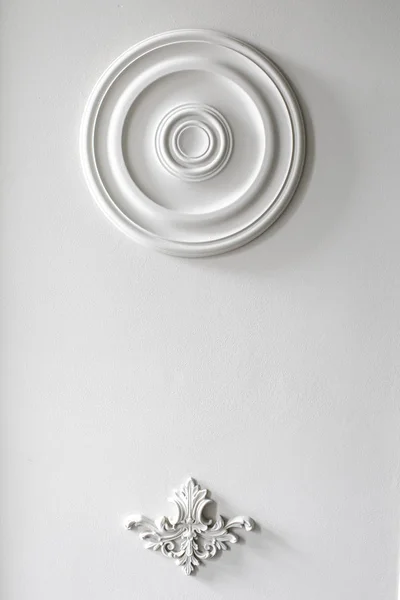 Formowanie białych ścian o geometrycznym kształcie i punkcie zaniku. Luksusowa biała ściana płaskorzeźba z listwami stiukowymi element rokokowy — Zdjęcie stockowe